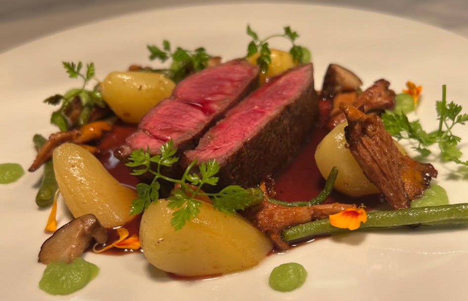 Pièce de bœuf de la boucherie Fauvet rôtie
Artichauts, pommes de terre délicatesses et girolles en fricassée
Crémeux d’ail nouveau, jus au foin de sistre